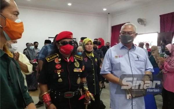 Noh (kanan) hadir merasmikan Majlis Pelancaran Koperasi Kipidap Malaysia Berhad di Dewan Rekreasi Yayasan Pendidikan Cheras pada Ahad.