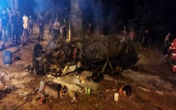 Keadaan kereta Proton Iswara yang musnah terbakar menyebabkan pemandunya rentung selepas terbabit kemalangan di Jalan Kuantan-Gambang dekat Tanah Putih pada malam Ahad. -
Foto ihsan JBPM Pahang