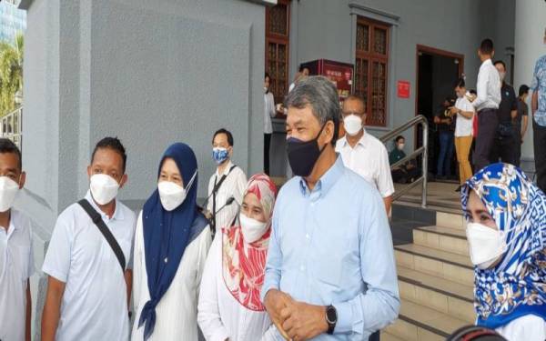 Mohamad ketika keluar dari Mahkamah Tinggi pada Isnin.