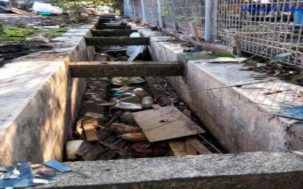 Fasa kedua melibatkan pembersihan longkang di kawasan terjejas banjir.