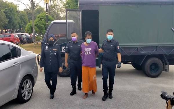 Tertuduh diiringi polis dibawa ke Mahkamah Majistret Kuala Selangor di sini pada Isnin.