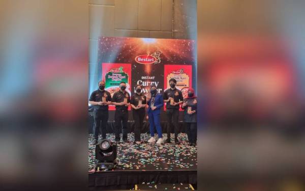 Lai (dua dari kanan) bersama Sheila (tiga dari kanan) pada majlis pelancaran produk keluaran Bestari, baru-baru ini.