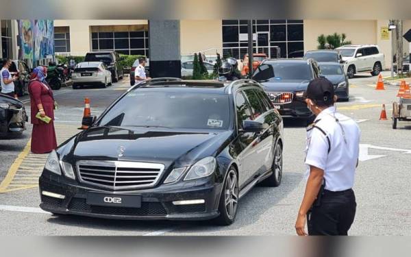 Rombongan yang membawa Pemangku Raja Pahang, Tengku Mahkota Tengku Hassanal Ibrahim Alam Shah Al Sultan Abdullah memasuki perkarangan IJN kira - kira jam 12.28 tengah hari tadi pada Isnin.