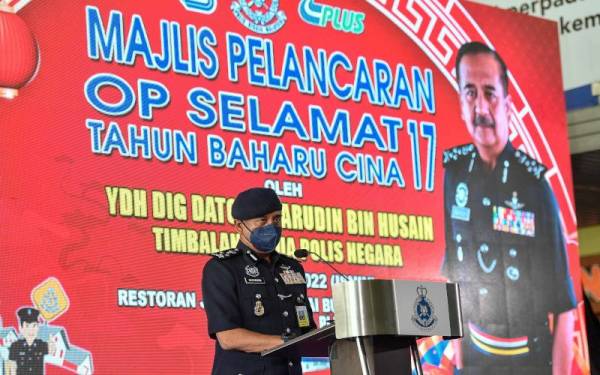 Razarudin menyampaikan ucapan pada Majlis Pelancaran Op Selamat 17 sempena Tahun Baharu Cina 2022 di Jejantas Sungai Buloh, Lebuhraya PLUS hari ini. - Foto Bernama