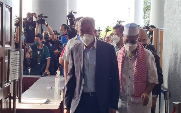 Ahmad Zahid tiba di Mahkamah Tinggi Kuala Lumpur bagi keputusan kes 47 pertuduhan pecah amanah, rasuah dan pengubahan wang haram membabitkan dana Yayasan Akalbudi, pada Isnin.