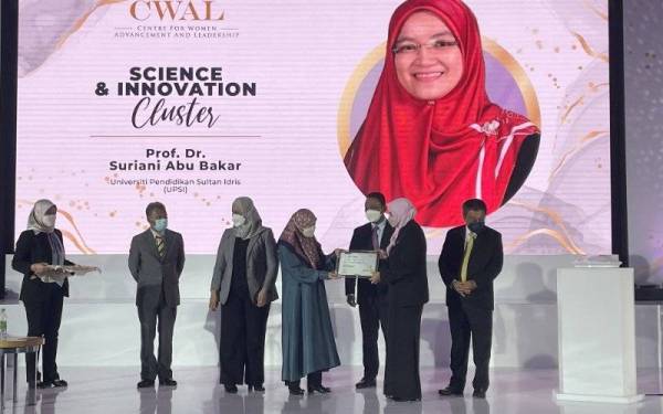 Azizah (empat dari kanan) menyampaikan watikah pelantikan kepada Profesor Dr Suriani Abu Bakar yang akan mengetuai Kluster Sains dah Inovasi.