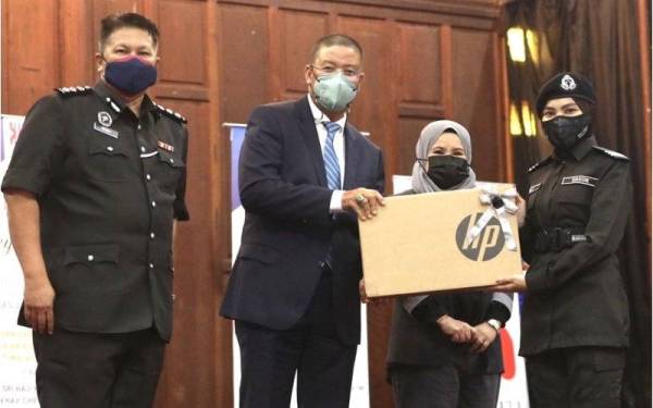 Sumbangan diagihkan kepada penuntut UMK dan diberikan dalam bentuk peranti seperti komputer riba. - Foto UMK