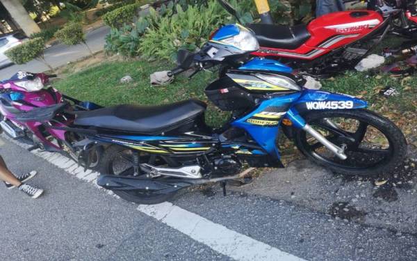 Keadaan dua buah motosikal yang terbabit dalam kemalangan tersebut pada Ahad.