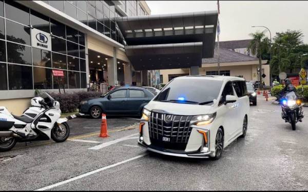 Kenderaan jenis Toyota Vellfire berwarna putih dinaiki Ismail Sabri dilihat masuk ke pekarangan IJN pada jam 5:13 petang pada Isnin.