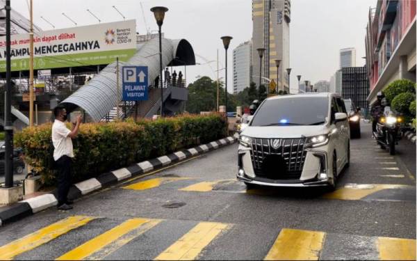 Kenderaan dinaiki Ismail Sabri keluar daripada IJN, Kuala Lumpur selepas melawat Agong pada Isnin.