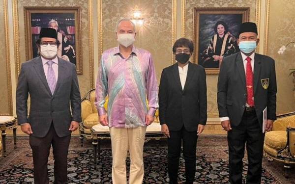 Sultan Nazrin (dua dari kiri) berkena menerima kunjungan hormat pihak KHM yang diketuai Subahan (kiri) di Istana Hinggap Perak pada Isnin.- Foto Malaysian Hockey Confederation