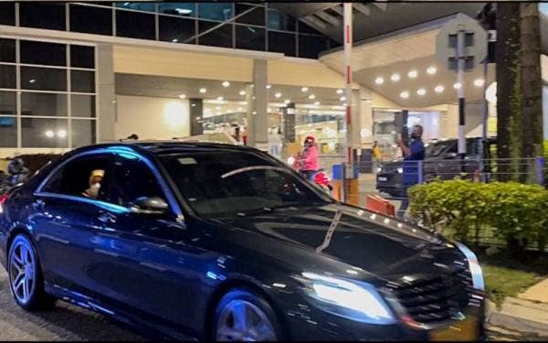 Kenderaan membawa Raja Permaisuri Agong keluar dari IJN pada jam 8.05 malam pada Isnin.