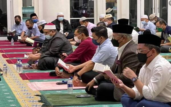 Menteri Komunikasi dan Multimedia Tan Sri Annuar Musa menyertai lebih 50 jemaah menunaikan solat hajat, bacaan Yasin dan doa selamat bagi mendoakan kesihatan bekas Perdana Menteri Tun Dr Mahathir Mohamad di Masjid Muhammadi Angkasapuri.