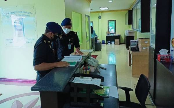 Pegawai penguatkuasa KPDNHEP Pulau Pinang memeriksa premis yang didapati mengeluarkan produk menggunakan penandaan logo halal tanpa diperakukan pihak berkuasa berwibawa.