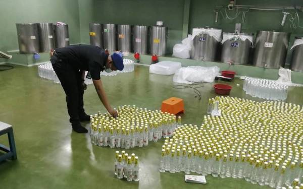 Pegawai penguatkuasa KPDNHEP Pulau Pinang memeriksa produk yang menyalahgunakan penandaan logo halal pada barangan mereka.