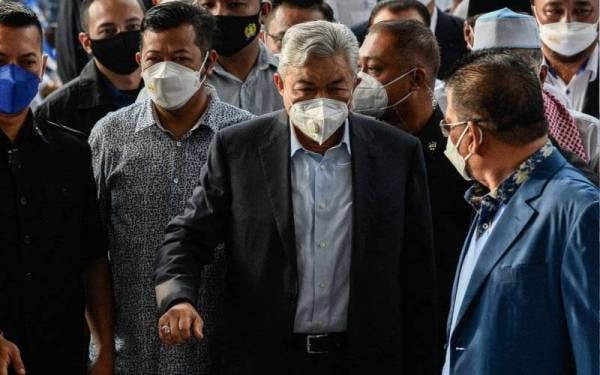 Mahkamah Tinggi hari ini memerintahkan Datuk Seri Dr Ahmad Zahid Hamidi membela diri atas 47 pertuduhan pecah amanah, rasuah, pengubahan wang haram melibatkan dana Yayasan Akalbudi (YAB). - Foto Bernama