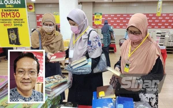Pengunjung juga boleh mendapatkan variasi al-Quran pelbagai saiz dengan harga yang murah dan berpatutan. (Gambar kecil: Ahmad Yani)