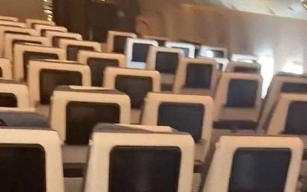 Ruang kosong dalam pesawat yang dalam penerbangan ke Orlando, Florida baru-baru ini. - Foto TikTok