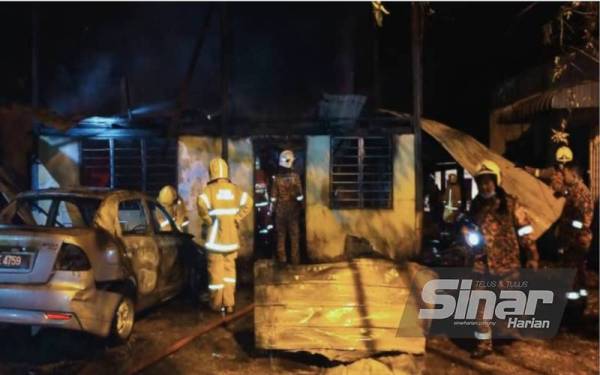 Keadaan rumah dan kenderaan yang terbakar dalam kejadian di Kampung Masjid Tikam Batu.