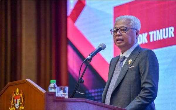 Ismail Sabri menyampaikan amanat kepada warga Jabatan Perdana Menteri di Bangunan Perdana Putra, pada Selasa. - Foto Bernama