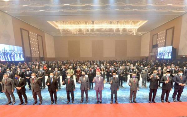 Hajiji bersama sebahagian penjawat awam yang hadir pada Perhimpunan Penjawat Awam Negeri Sabah di SICC, Kota Kinabalu.