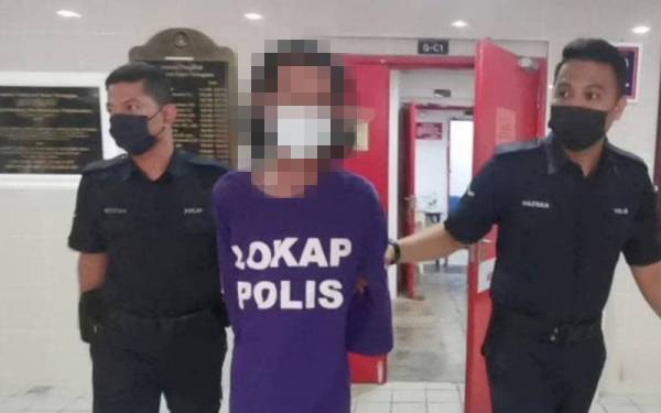 Suspek (tengah) dibawa ke mahkamah pada Selasa bagi proses tahanan reman.