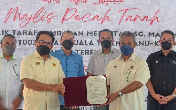 Ahmad Samsuri (tiga dari kanan) ketika menghadiri majlis pecah tanah projek naik taraf Jambatan Marang, Marang pada Selasa.