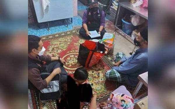 Skuad Prihatin MAIWP melawat Azimah pada malam Isnin.