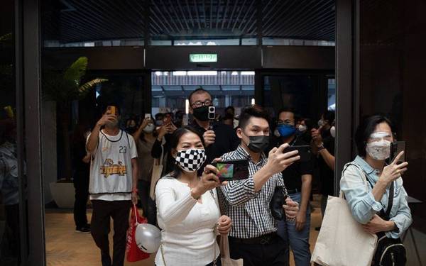 Pengunjung mengunjungi Lalaport BBCC sempena pembukaan pada 20 Januari lalu.