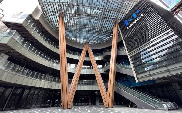 Pusat beli-belah Lalaport pertama di Asia Tenggara di Bukit Bintang City Centre, Kuala Lumpur yang dibuka pada 20 Januari lepas.