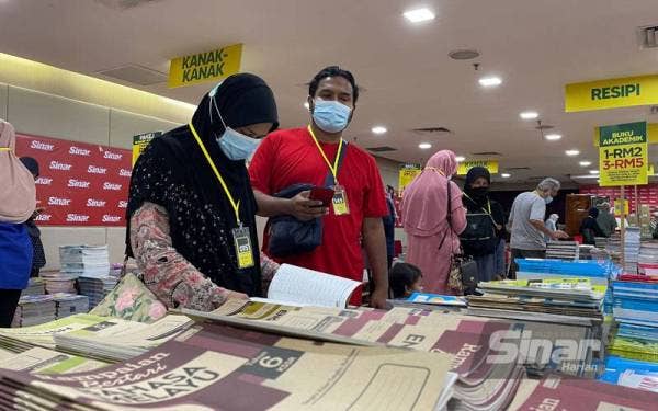 Pengunjung melihat buku-buku yang dijual di Jualan Gudang Karangkraf 2022.