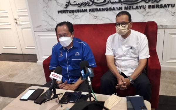 Ahmad mempengerusikan mesyuarat melibatkan setiausaha UMNO dari 26 bahagian seluruh Johor di Bangunan UMNO Johor, Jalan Yahya Awal, Johor Bahru pada Selasa.