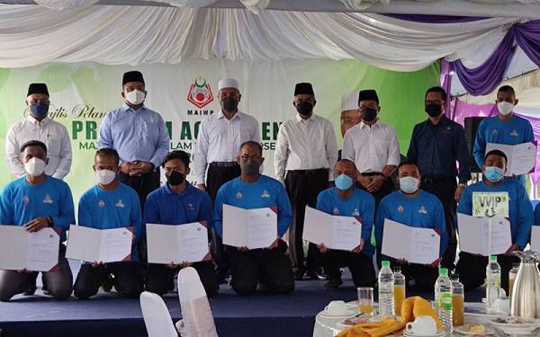 Tiga dari kiri: Idris dan Mohd Daud bersama para peserta Projek Laman Pertanian Bandar di Laman Tani Darul Kifayah, di sini pada Selasa.