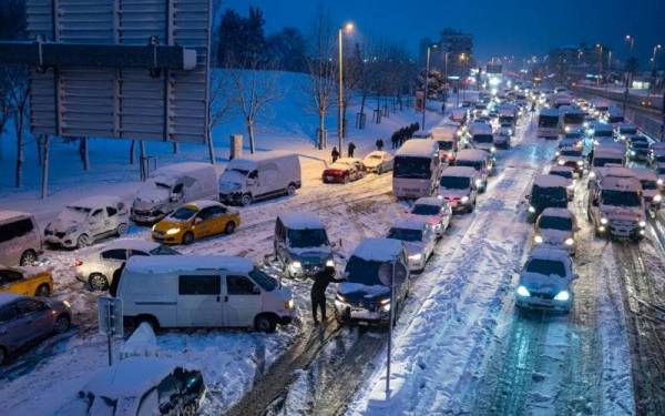 Pengguna lalu lintas terkandas di jalan utama akibat salji tebal di Istanbul. - Foto: AFP