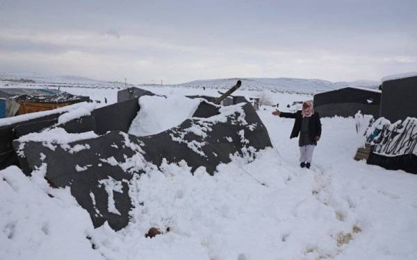 Khemah sementara pelarian Syria roboh akibat salji tebal yang melanda bandar Rajo di wilayah Aleppo. - Foto: AFP
