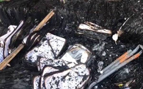 Sebahagian kitab agama yang musnah dalam kebakaran. Foto: Ihsan pembaca