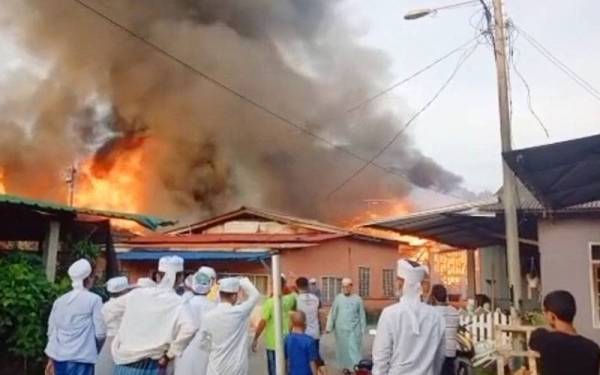 Api sedang marak dalam kejadian kebakaran di Pusat Pengajian Taman Islam, Kampung Bakau Tinggi, Kemaman. Foto: Ihsan pembaca