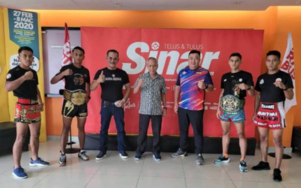 Muhammad Nasir (tengah) bersama empat petinju Kuda Merah PDRM yang bakal memberi saingan hebat pada Kejohanan Muay Thai KWP dan DBKL di Stadium Titiwangsa bulan depan.