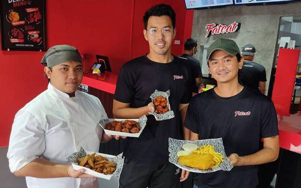 Dari kiri: Muhammad Adlan, Abdul Mu’izuddin dan Mohd Izzat Emir menunjukkan antara menu yang dijual di kedai mereka di Seksyen 7, Bandar Baru Bangi, Selangor.