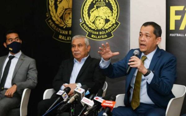 Hamidin (kanan) pada sidang media selepas mempengerusikan Mesyuarat Khas Pertama Jawatankuasa Eksekutif FAM Penggal 2021-2025 di Wisma FAM minggu lalu. -Foto Bernama