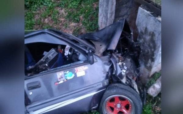 Keadaan kereta dinaiki empat beranak yang terbabas di Kilometer 38.3 Jalan Ipoh-Teluk Intan dekat Kampung Kerinchi lewat petang Selasa.
