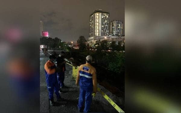 Pasukan Pantas MBSJ bersama agensi keselamatan lain memantau lokasi runtuhan tebing longkang utama di Jalan LP1A Lestari Perdana Bandar Putra Permai, Seri Kembangan pada Selasa.