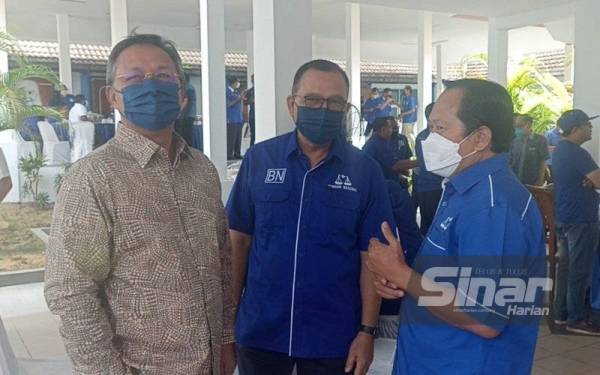 Hasni (kiri) dan Ahmad (kanan) tiba di Bangunan UMNO Johor bagi menghadiri majlis perjumpaan bersama UMNO, MCA dan MIC Johor.