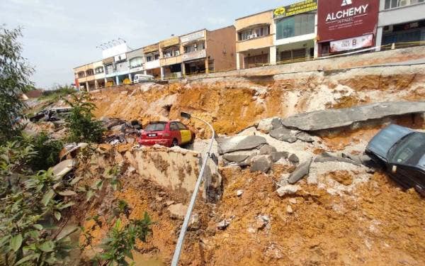 Kejadian tebing runtuh di Jalan LP 1A/2 Lestari Perdana, Bandar Putra Permai, Seri Kembangan pada Selasa.
