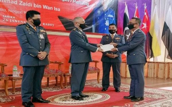 Wan Mohammad Zaidi menyampaikan Sijil Penarafan Bintang (SSR) kepada Ketua Balai Bomba dan Penyelamat Pekan dan Peramu, Wan Samsul Affendi Wan Mahmud sempena Majlis Perbarisan JBPM Pahang, pada Rabu.