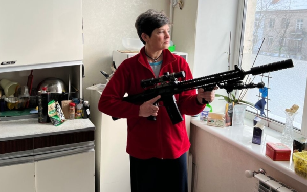 Zhaglo menunjukkan raifal automatik Zbroyar Z-15 yang dibelinya dengan harga RM5,450. - Foto Agensi