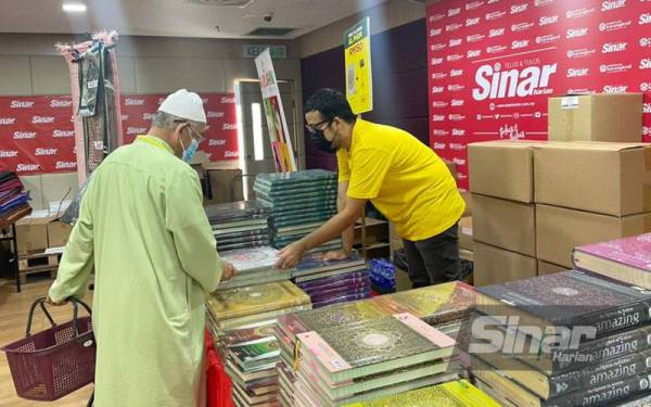 Petugas sedang melayan salah seorang pengunjung yang berminat dengan al-Quran ditawarkan dengan harga berpatutan. (Gambar kecil: Roziyana, Halimah, Mohd Zaki)