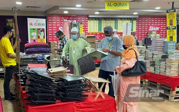 Pengunjung melihat rehal yang dijual di Jualan Gudang Karangkraf 2022.