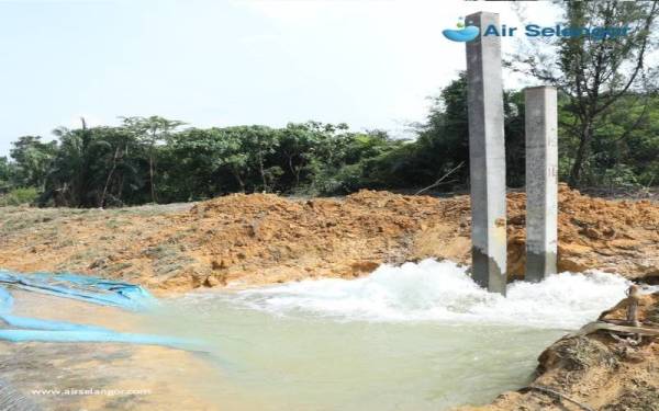 Kerja-kerja pembaikan paip pecah yang disebabkan pihak ketiga selesai. - Foto Facebook Air Selangor