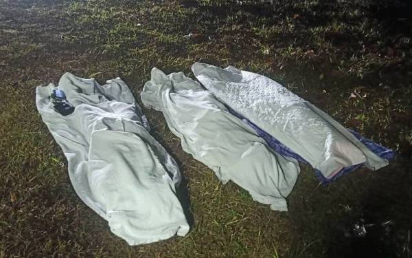 Tiga lelaki yang tersepit meninggal dunia dalam nahas awal khamis pagi. - Foto Bomba Pahang